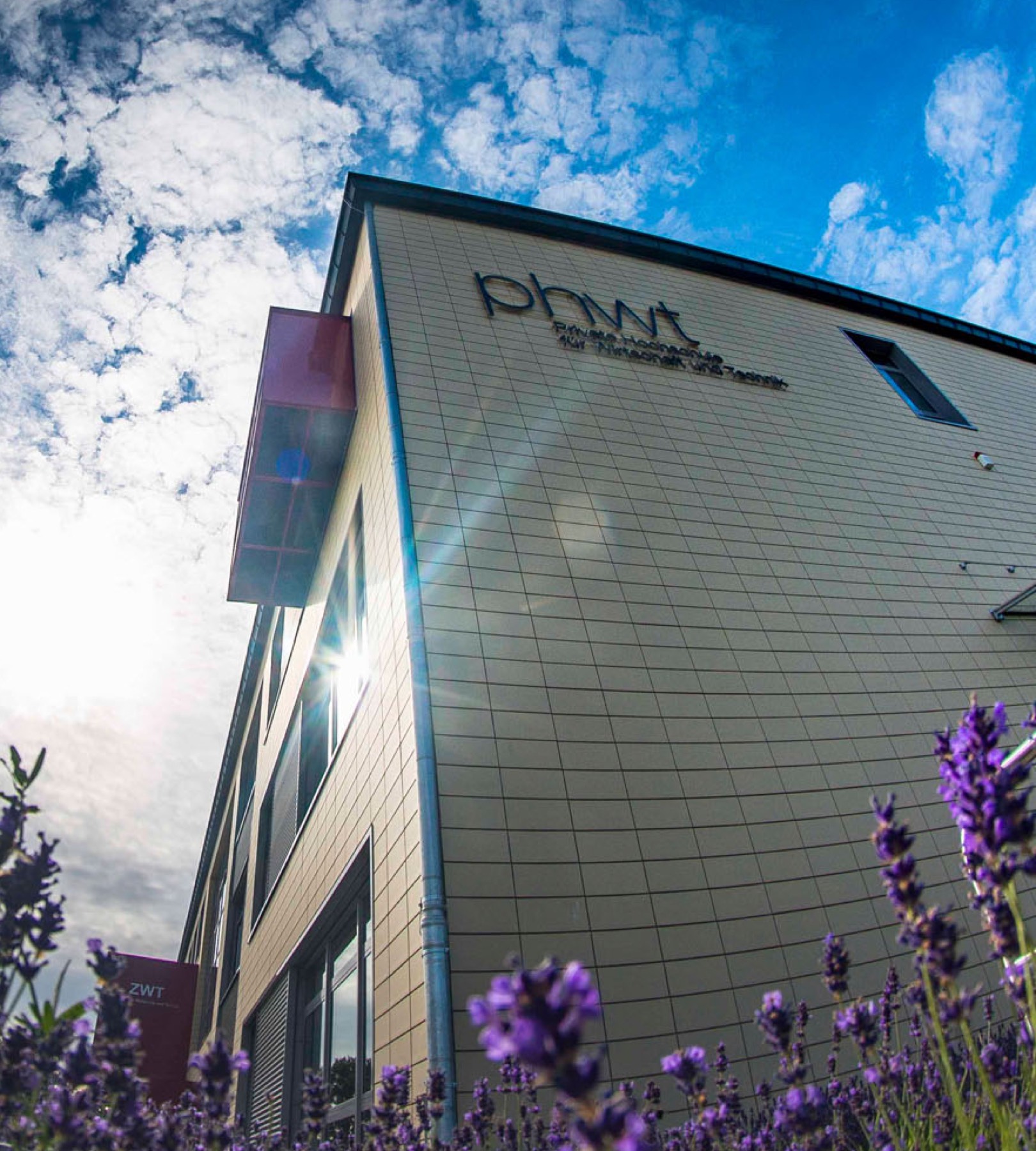 Außenansicht der Private Hochschule für Wirtschaft und Technik (PHWT)