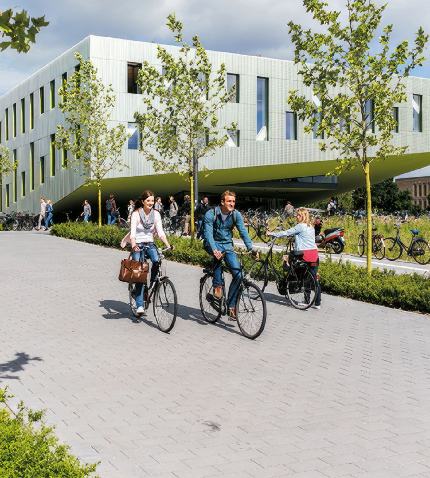 Campus der Hochschule Osnabrück mit Studierenden