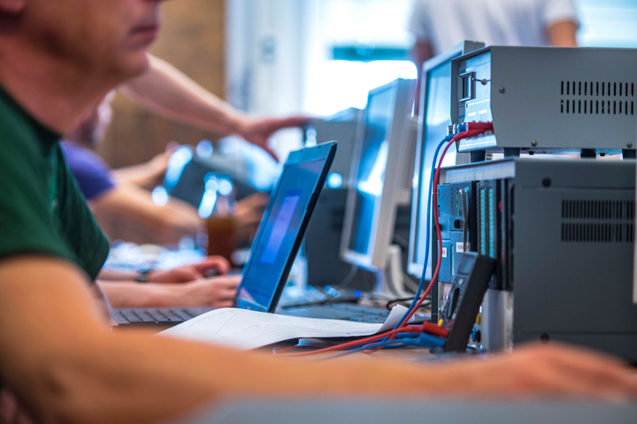 ZME — Mechatronik-Labor mit Steuerungstechnik und Laptop