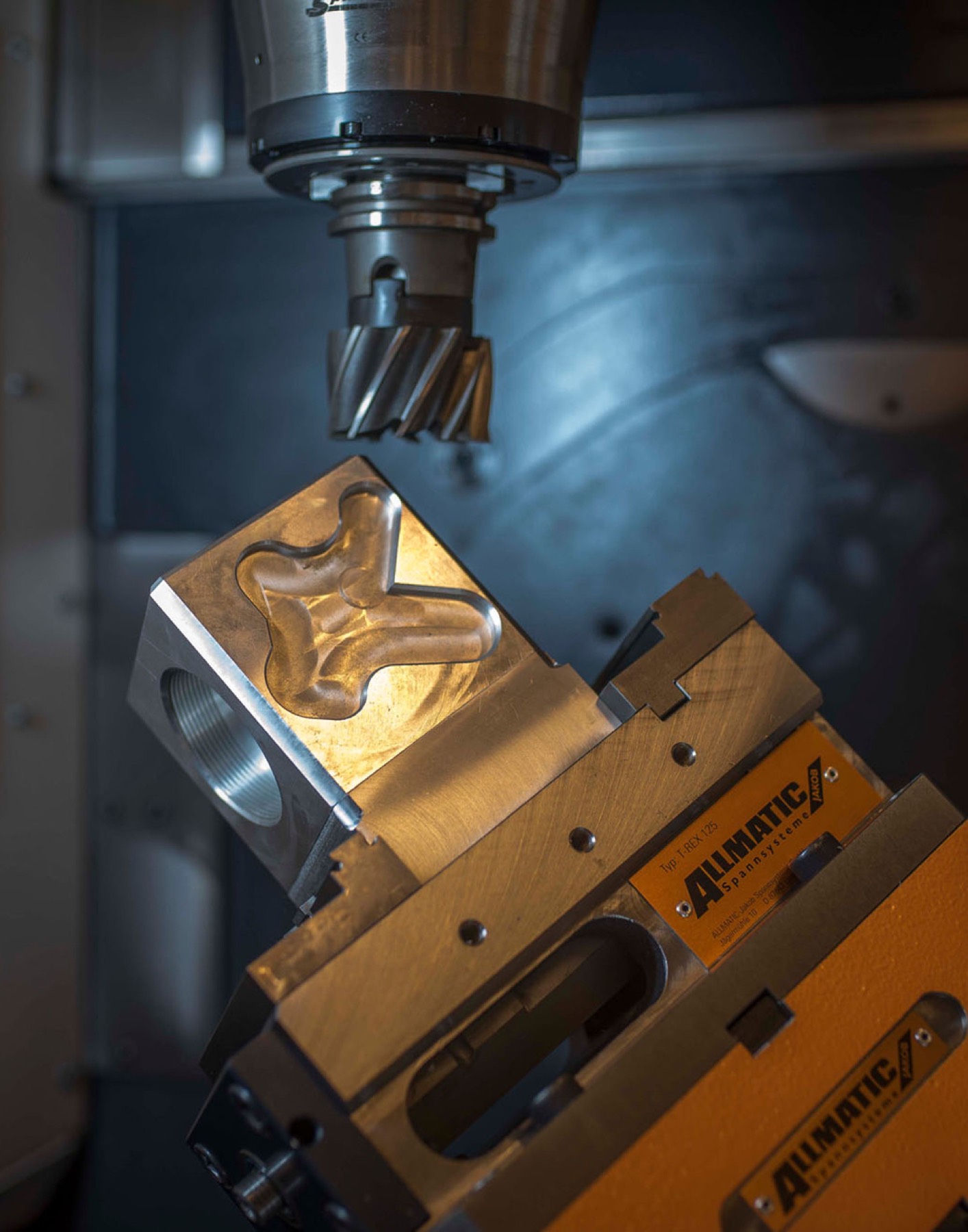 ZWT — Bearbeitung eines Aluminiumblocks an der Fräsmaschine