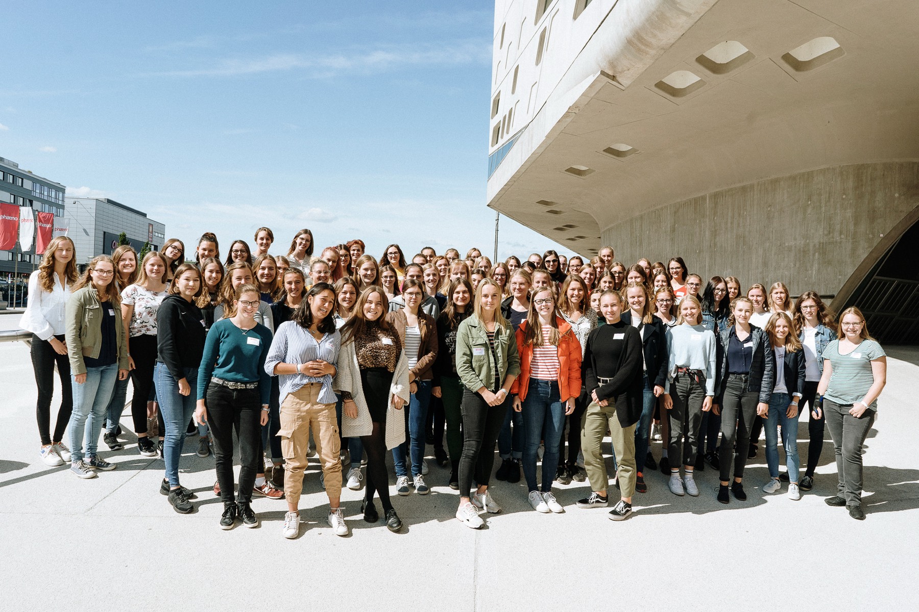Große Gruppe junger Frauen beim Niedersachsen-Technikum — Gruppenfoto im Freien