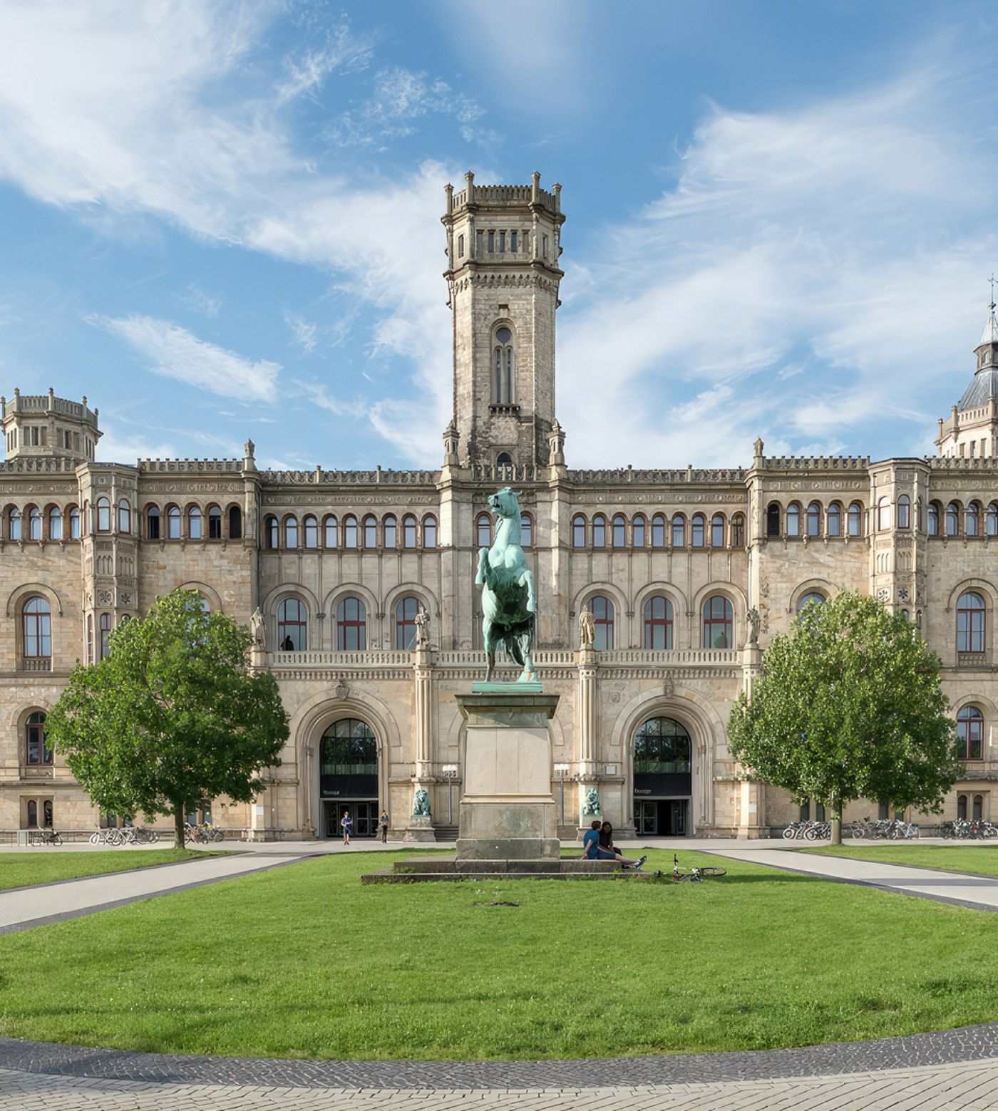 Leibniz Universität Hannover — Welfenschloss mit Sachsenross-Denkmal