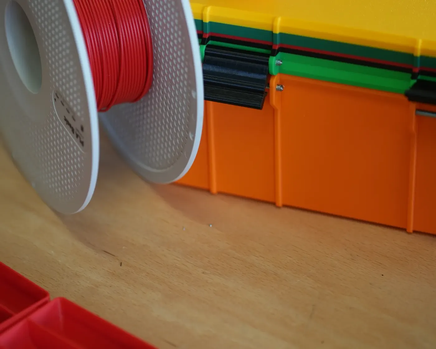 3D-Druck-Filament und Sortierboxen im MAKER SPACE