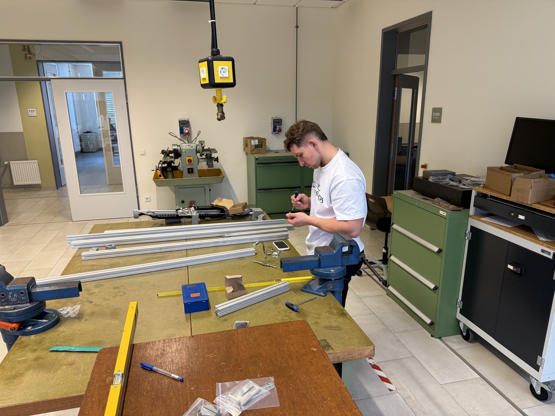 Schülerinnen und Schüler im FarmBot-Unterricht