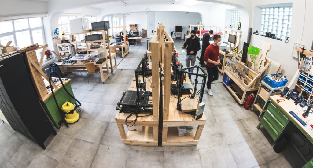 MAKER SPACE — Werkstatt mit 3D-Druckern und Werkbänken