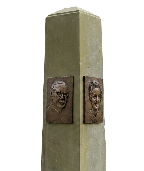 Gedenkstein mit den Portraits von Dr. Jürgen und Irmgard Ulderup